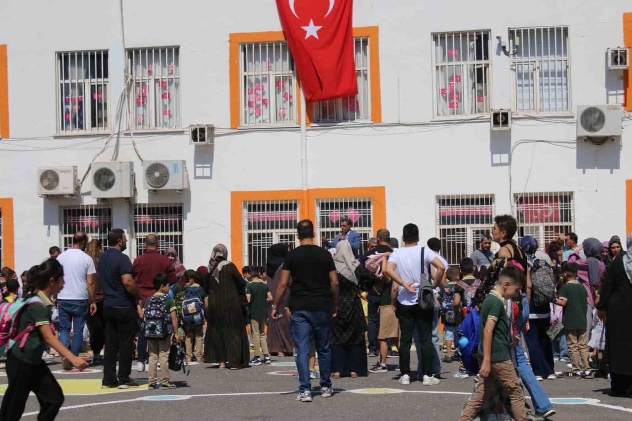 YENİ EĞİTİM ÖĞRETİM YILININ BAŞLAMASIYLA BİRLİKTE DİYARBAKIR’DA ÖĞRENCİLER YENİDEN OKUL SIRALARINA...