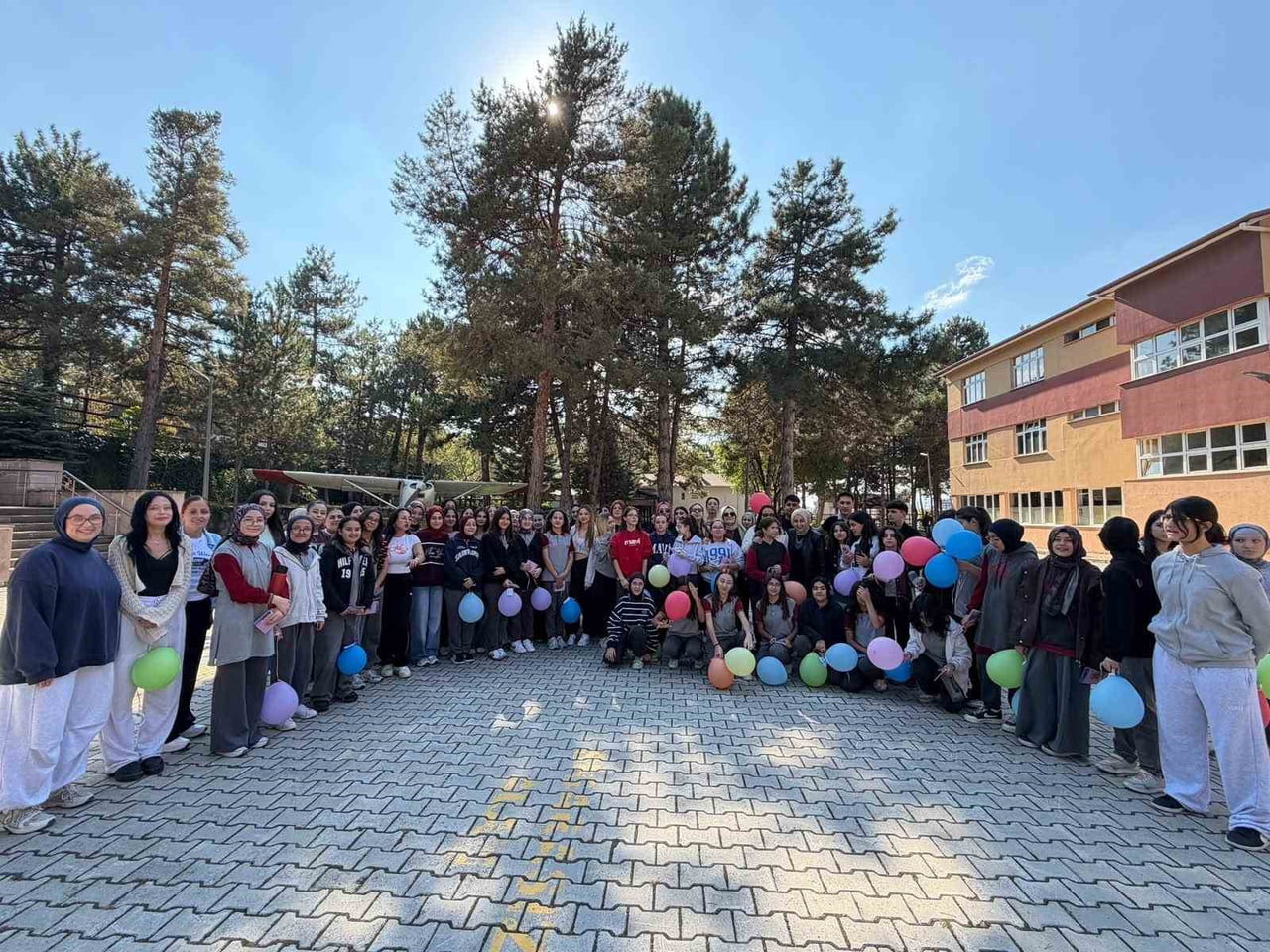 "11 EKİM DÜNYA KIZ ÇOCUKLARI GÜNÜ" ETKİNLİĞİ KAPSAMINDA ÖĞRENCİLER BİR ARAYA GELDİ