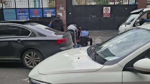 Zeytinburnu'nda okul çevresinde yapılan polis uygulaması sırasında 2 şüpheli gözaltına...