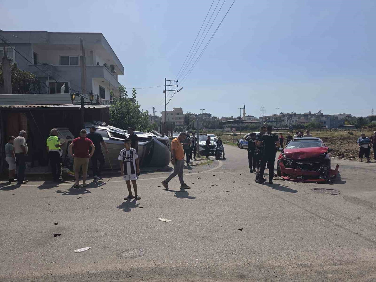 HATAY’DA 2 OTOMOBİLİN ÇARPIŞMASI SONUCU YAŞANAN TRAFİK KAZASINDA 4 KİŞİ YARALANDI. KAZADA TAKLA...