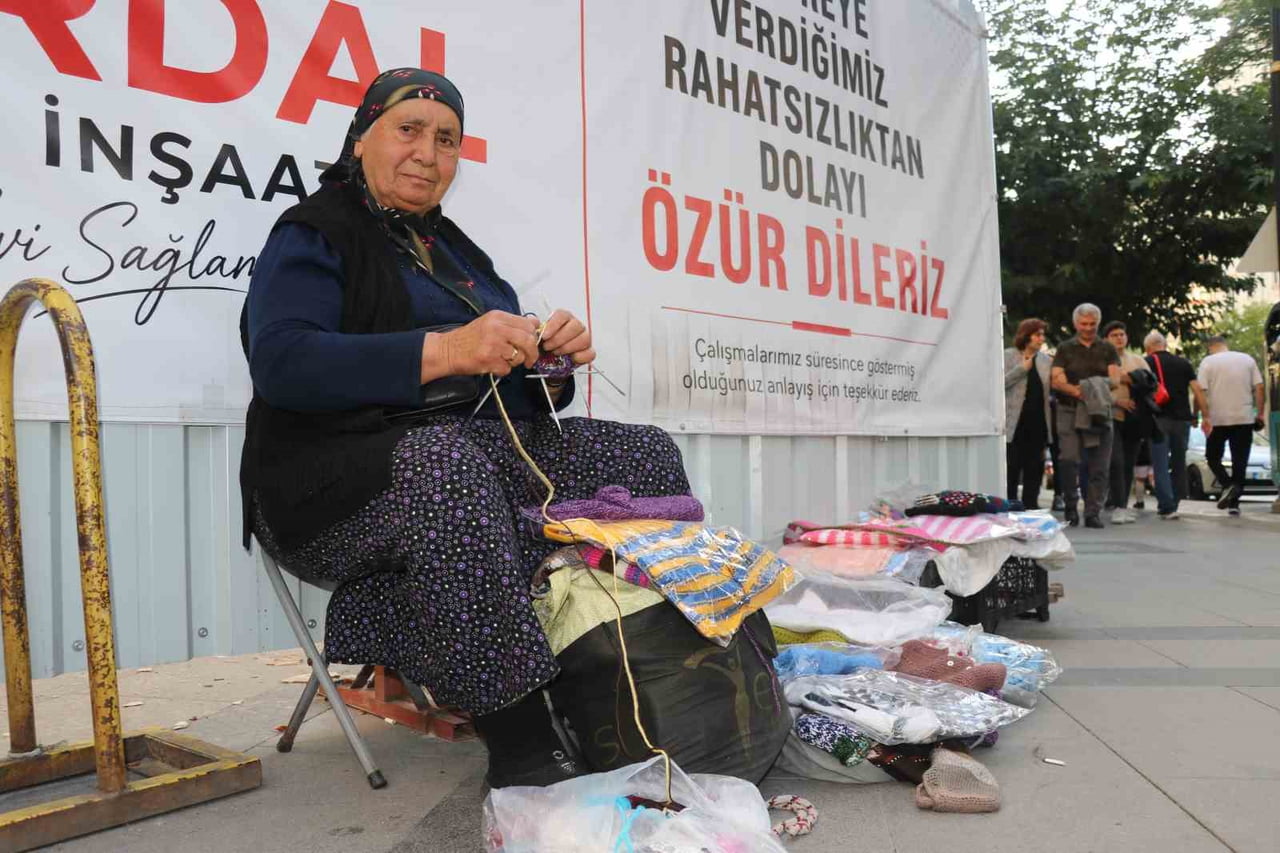 SİVAS’TA YAŞAYAN ŞÜKRİYE KOÇ, BOYU UZUN OLDUĞU İÇİN BABASI TARAFINDAN OKULA...