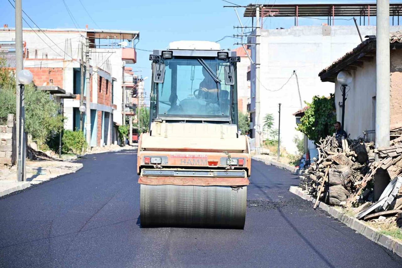 MANİSA BÜYÜKŞEHİR BELEDİYESİ, AHMETLİ İLÇESİNDE YOL YAPIM VE ASFALTLAMA ÇALIŞMALARINI SÜRDÜRÜYOR....