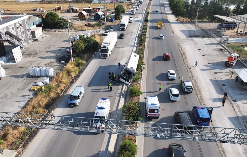 BURDUR'UN BUCAK İLÇESİNDE UKRAYNALI TURİSTLERİ TAŞIYAN TUR OTOBÜSÜNÜN DEVRİLMESİ SONUCU TRAFİK...