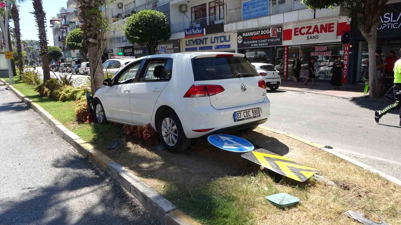 ANTALYA'NIN MANAVGAT İLÇESİNDE İKİ OTOMOBİLİN KAVŞAKTA ÇARPIŞMASI SONUCU MEYDANA GELEN TRAFİK...