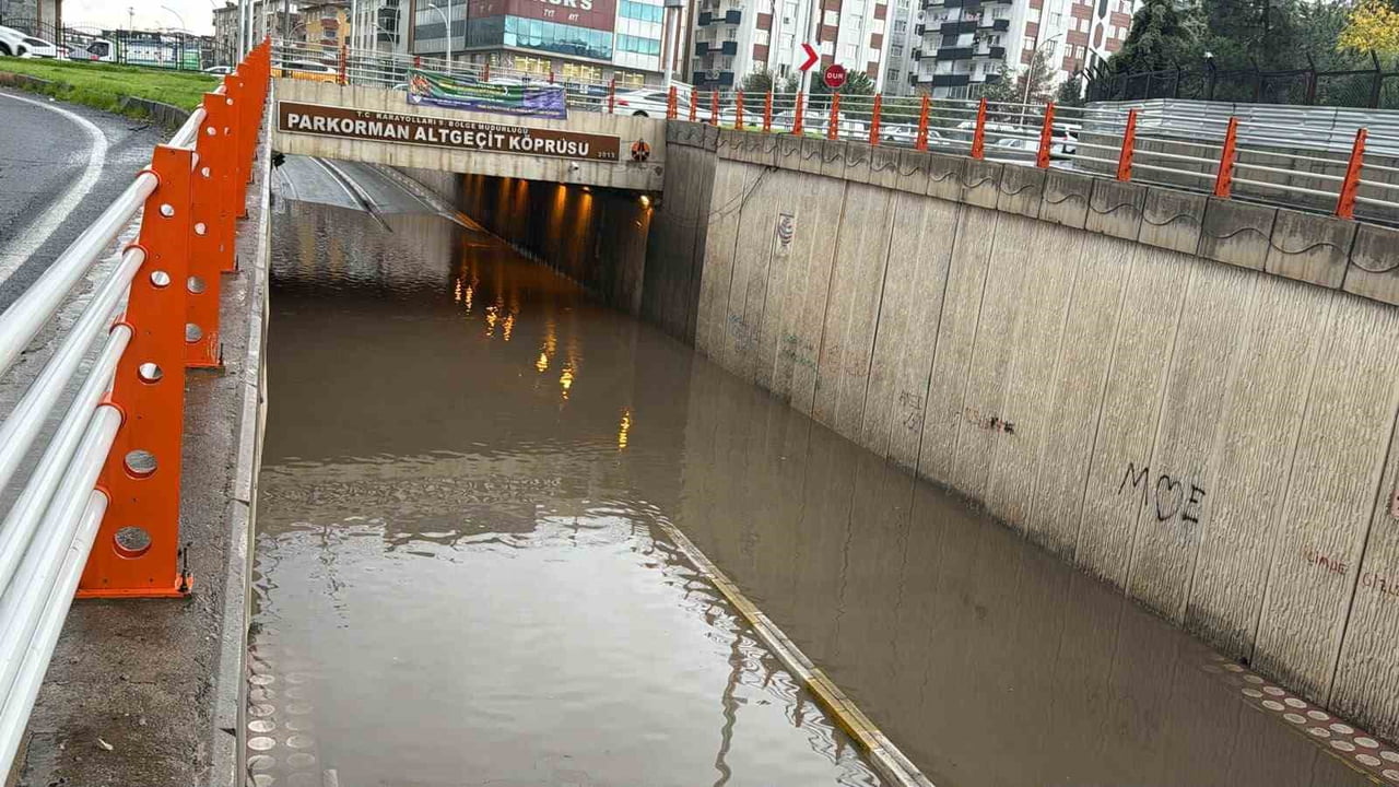 YAĞIŞLA BİRLİKTE HAYAT DURMA NOKTASINA GELİRKEN, PARK ORMAN ALTGEÇİDİ, YAĞMUR BİRİKİNTİSİ NEDENİ...