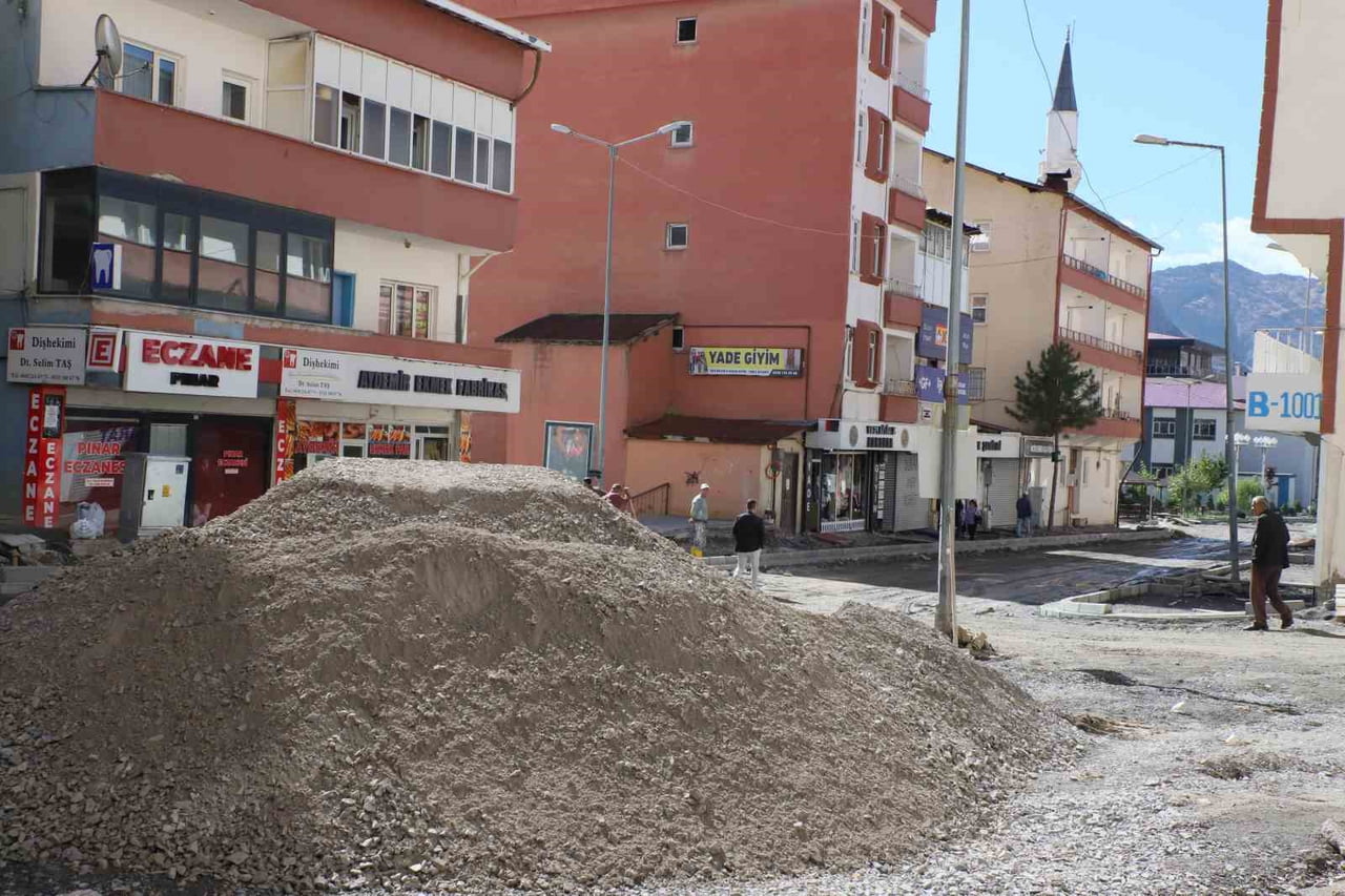 HAKKARİ’DE 2026-KPSS ÖN LİSANS OTURUMU NEDENİYLE EMNİYET EKİPLERİ SINAV MERKEZLERİ ÇEVRESİNDE...