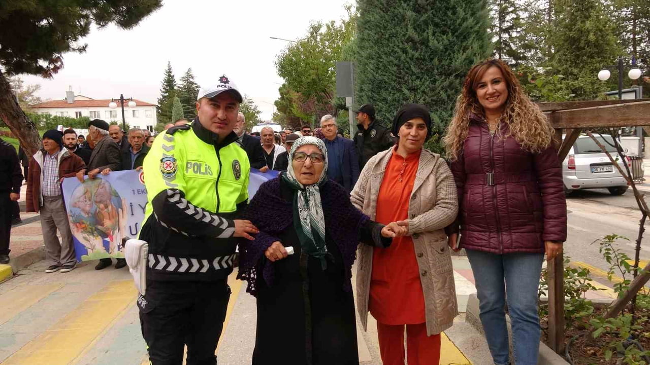 YOZGAT’TA 1 EKİM DÜNYA YAŞLILAR GÜNÜ DOLAYISIYLA FARKINDALIK YÜRÜYÜŞÜ DÜZENLENDİ.-