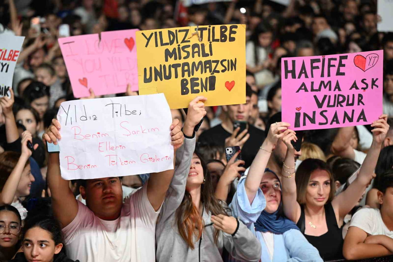 GAZİOSMANPAŞA’DA YILDIZ TİLBE, İSTİKLAL MARŞI’NI 200 BİN KİŞİYLE OKUDU