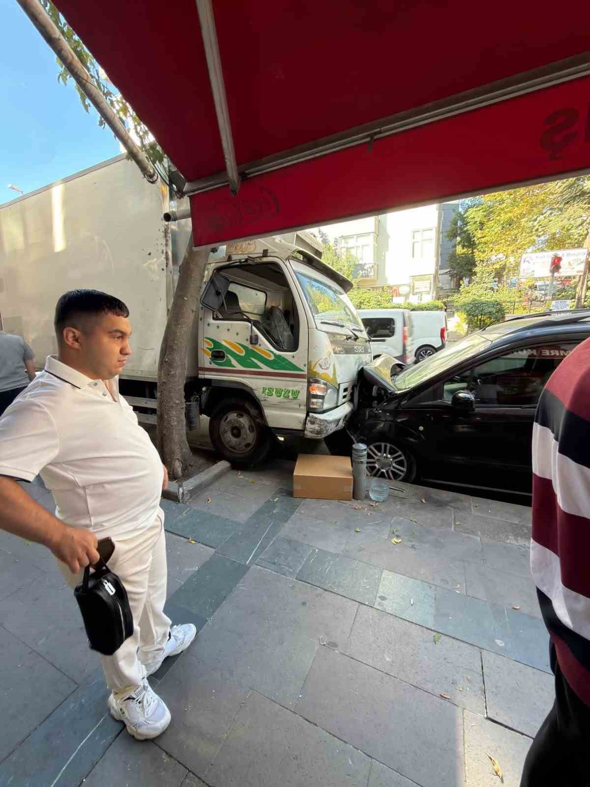 İSTANBUL KÜÇÜKÇEKMECE’DE PARK HALİNDEYKEN ANİDEN HAREKET EDEN SÜRÜCÜSÜZ BİR KAMYONET, YOKUŞ AŞAĞI...