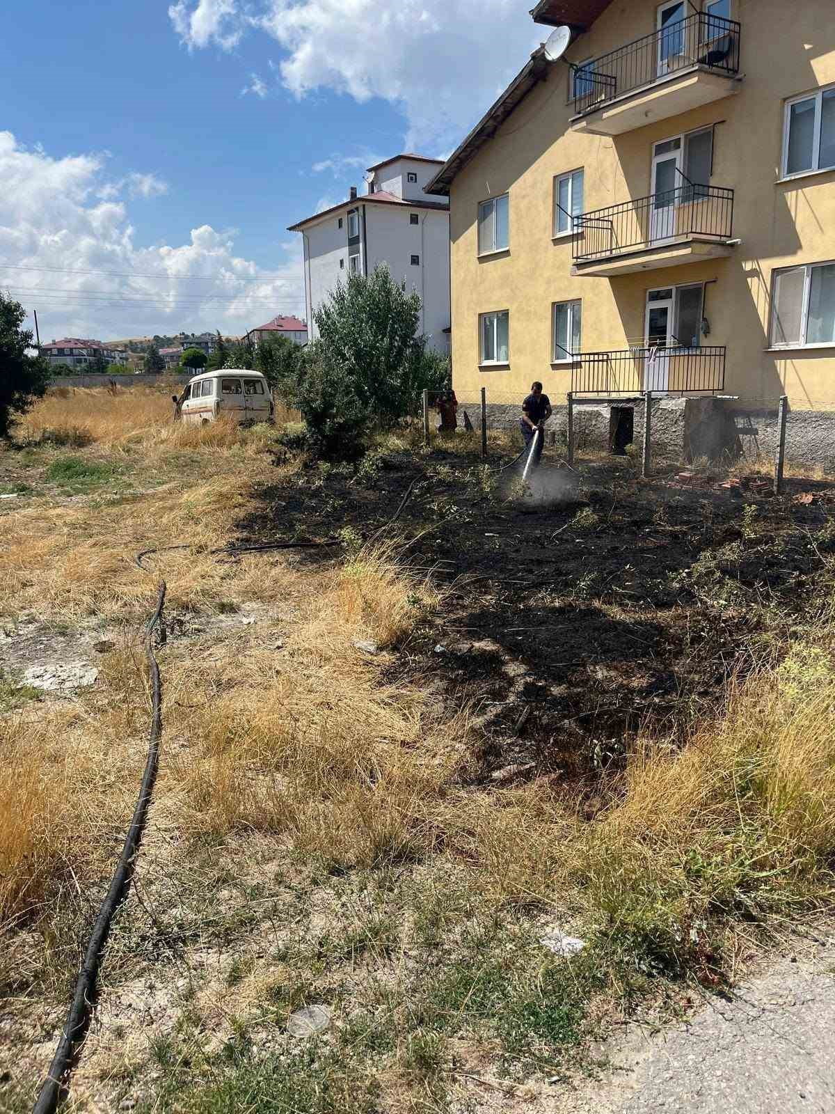 BOLU'NUN GEREDE İLÇESİNDE 2 KÖY İLE 1 MAHALLEDE YERLEŞİM YERLERİNİN YAKININDA ÇIKAN OT YANGINLARI...
