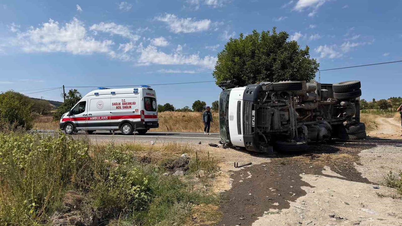 DOMANİÇ-TAVŞANLI YOLUNDA KAMYON YAN YATTI: 1 YARALI