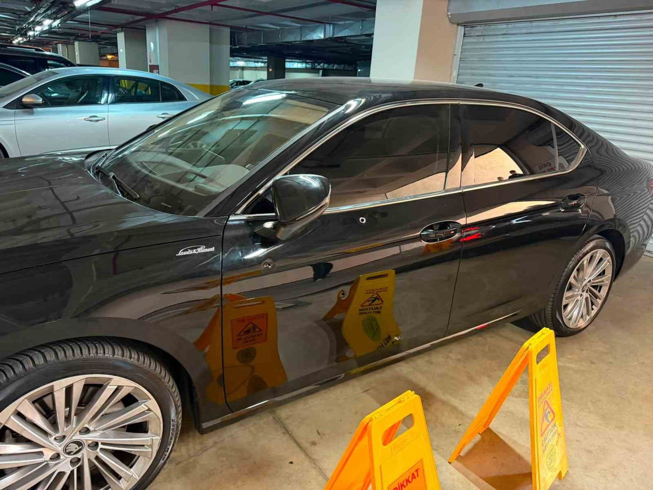 ÇİĞLİ BELEDİYE BAŞKANI ONUR EMRAH YILDIZ'IN OTOPARKTA BULUNAN MAKAM ARACI SİLAHLI SALDIRIYA...