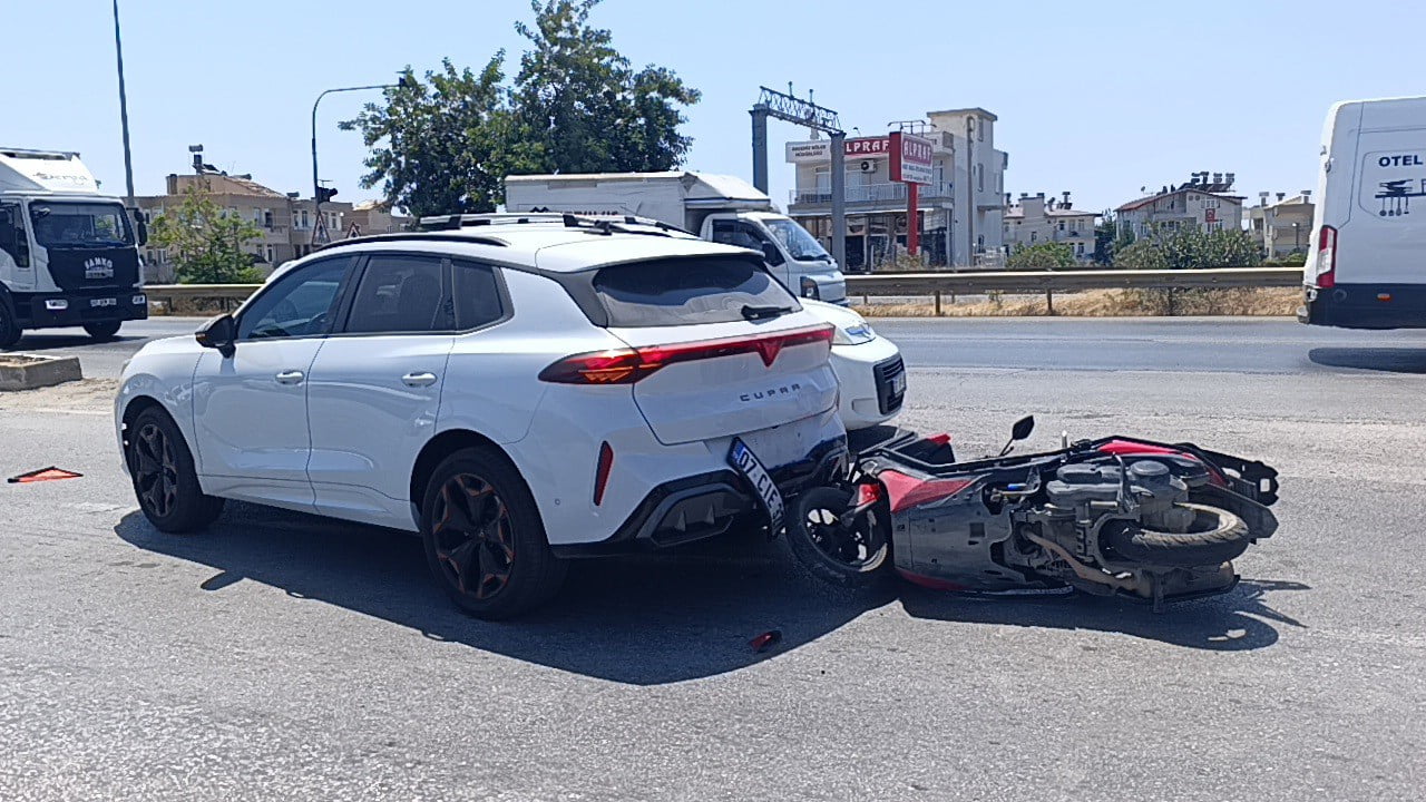 ANTALYA’NIN MANAVGAT İLÇESİNDE TALİ YOLDA HIZLA GİDERKEN ANİDEN DURAN ARACA MOTOSİKLETİN ARKADAN...