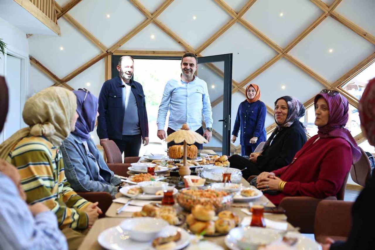 BAŞİSKELE BELEDİYE BAŞKANI YASİN ÖZLÜ, GÜN EVİ VE BAŞİSKELE KADIN EL EMEĞİ MAĞAZASI’NI ZİYARET...