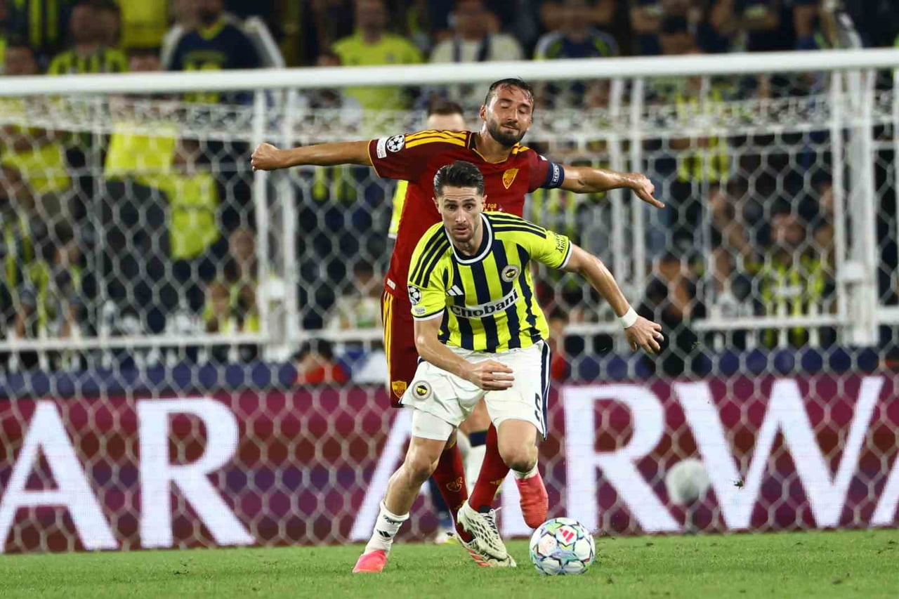 FENERBAHÇE’NİN BAŞARILI ORTA SAHA OYUNCUSU İSMAİL YÜKSEK, ROMA MAÇINDA GÖSTERDİĞİ PERFORMANSLA...
