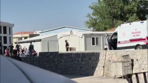 İş makinesinin camına kafasını çarpan operatör yaralandı