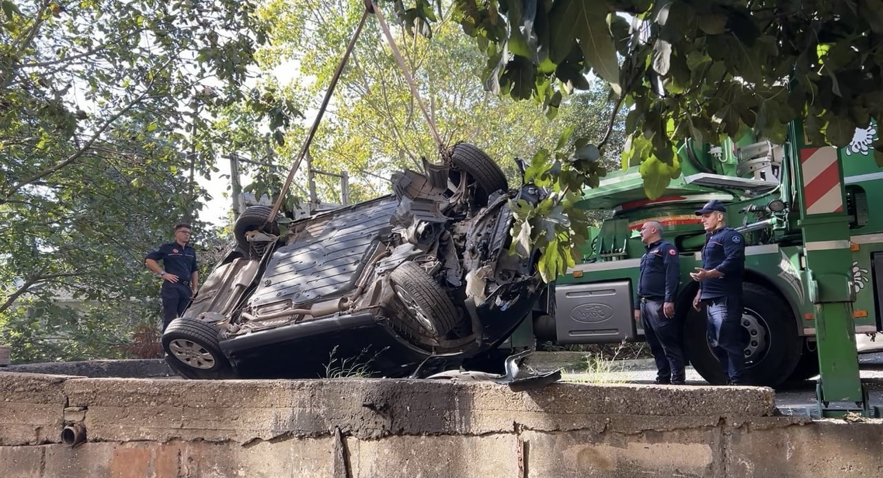 BEŞİKTAŞ’TA OTOMOBİL BİNANIN BAHÇESİNE UÇTU