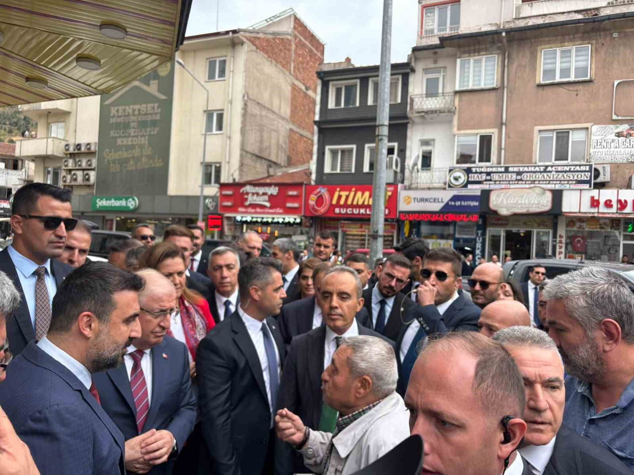 TEMASLARDA BULUNMAK ÜZERE AFYONKARAHİSAR’A GELEN MİLLİ SAVUNMA BAKANI YAŞAR GÜLER, KENT MERKEZİNDE...
