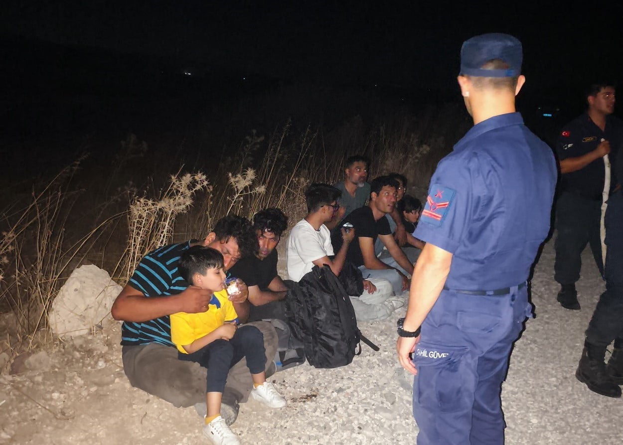 ÇEŞME İLÇESİNDE SAHİL GÜVENLİK VE JANDARMA EKİPLERİNİN ORTAK ÇALIŞMASIYLA 8'İ ÇOCUK 18 AFGANİSTAN...
