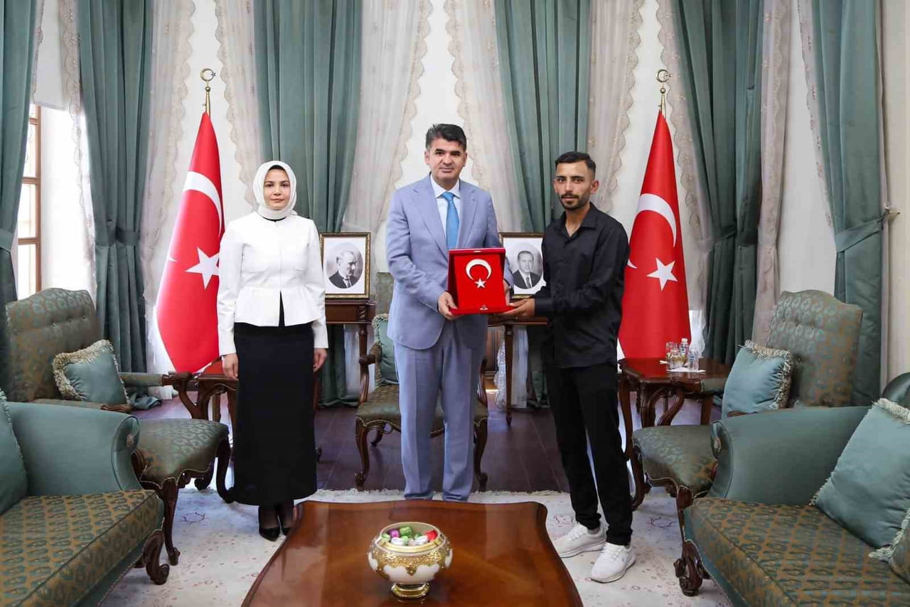 TÜRK BAYRAĞINI DÜZELTMEK İÇİN DİREĞE TIRMANAN GENCİ VALİ ÖMER KALAYLI(ORTADA) KABUL ETTİ.  (SOLDA)...