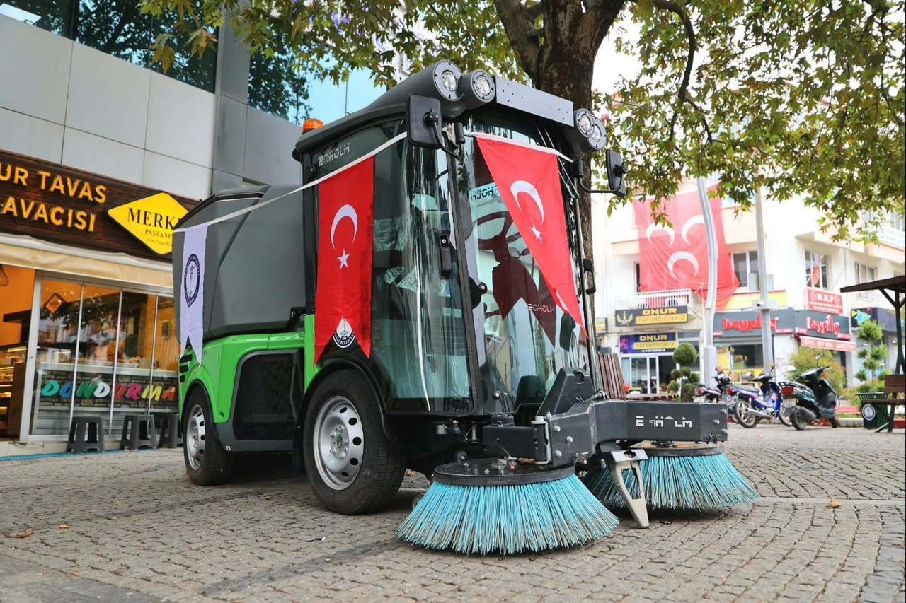 TAVAS BELEDİYESİ, İLÇENİN TEMİZLİK ÇALIŞMALARINI DAHA HIZLI VE ETKİN YÜRÜTMEK AMACIYLA ARAÇ...