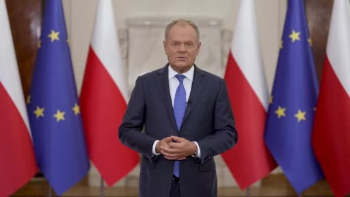 Polonya Başbakanı Donald Tusk, Polonya Anayasa Mahkemesi Başkanı Bogdan Swieczkowski ve Yardımcısı...