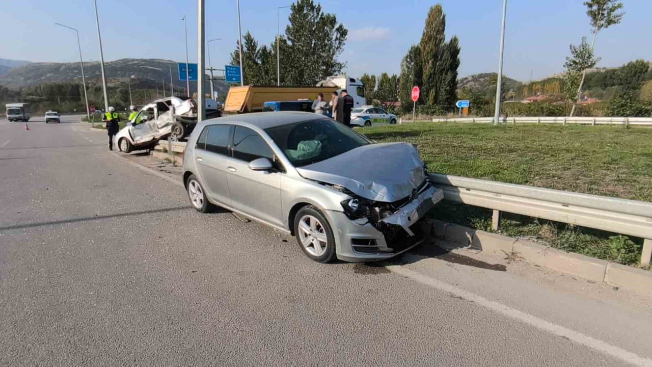 TOKAT-NİKSAR KARA YOLUNDAKİ ALMUS KAVŞAĞINDA İKİ OTOMOBİLİN ÇARPIŞMASI SONUCU 4 KİŞİ...