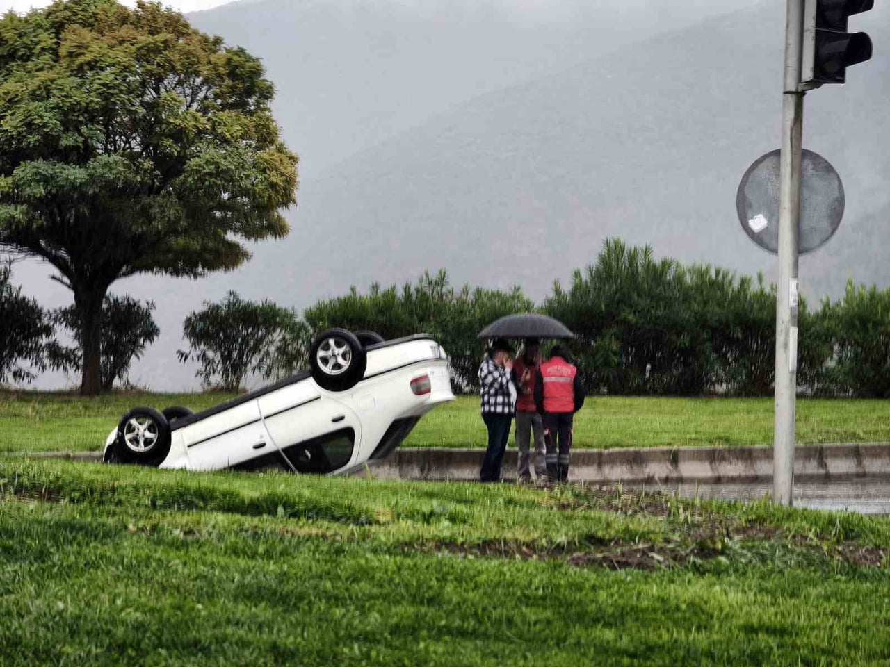 MUĞLA’NIN MENTEŞE İLÇESİNDE SAĞANAK YAĞIŞ NEDENİYLE KAYGANLAŞAN YOLDA KONTROLDEN ÇIKAN OTOMOBİL...