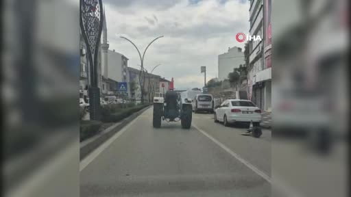 Bolu'da trafikte ilginç görüntü: Başına duba geçirip traktör sürdü