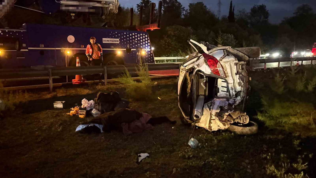 ANADOLU OTOYOLU SAKARYA GEÇİŞİNDE KONTROLDEN ÇIKAN OTOMOBİL DEVRİLDİ, ARAÇTA BULUNAN 5 KİŞİDEN 1'İ...