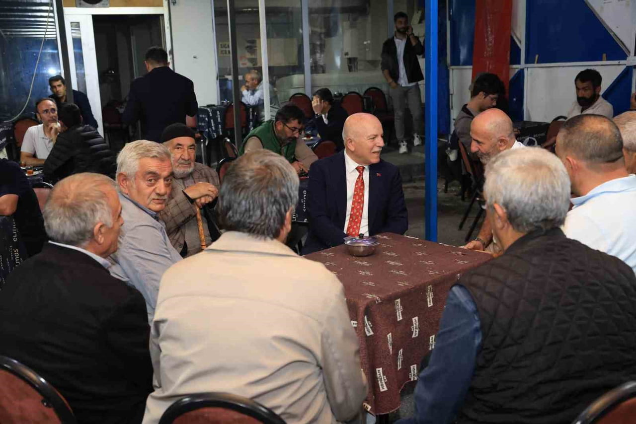 ERZURUM BÜYÜKŞEHİR BELEDİYE BAŞKANI MEHMET SEKMEN, KENT MERKEZİNDE YÜRÜTÜLEN SAHA ÇALIŞMALARINI...