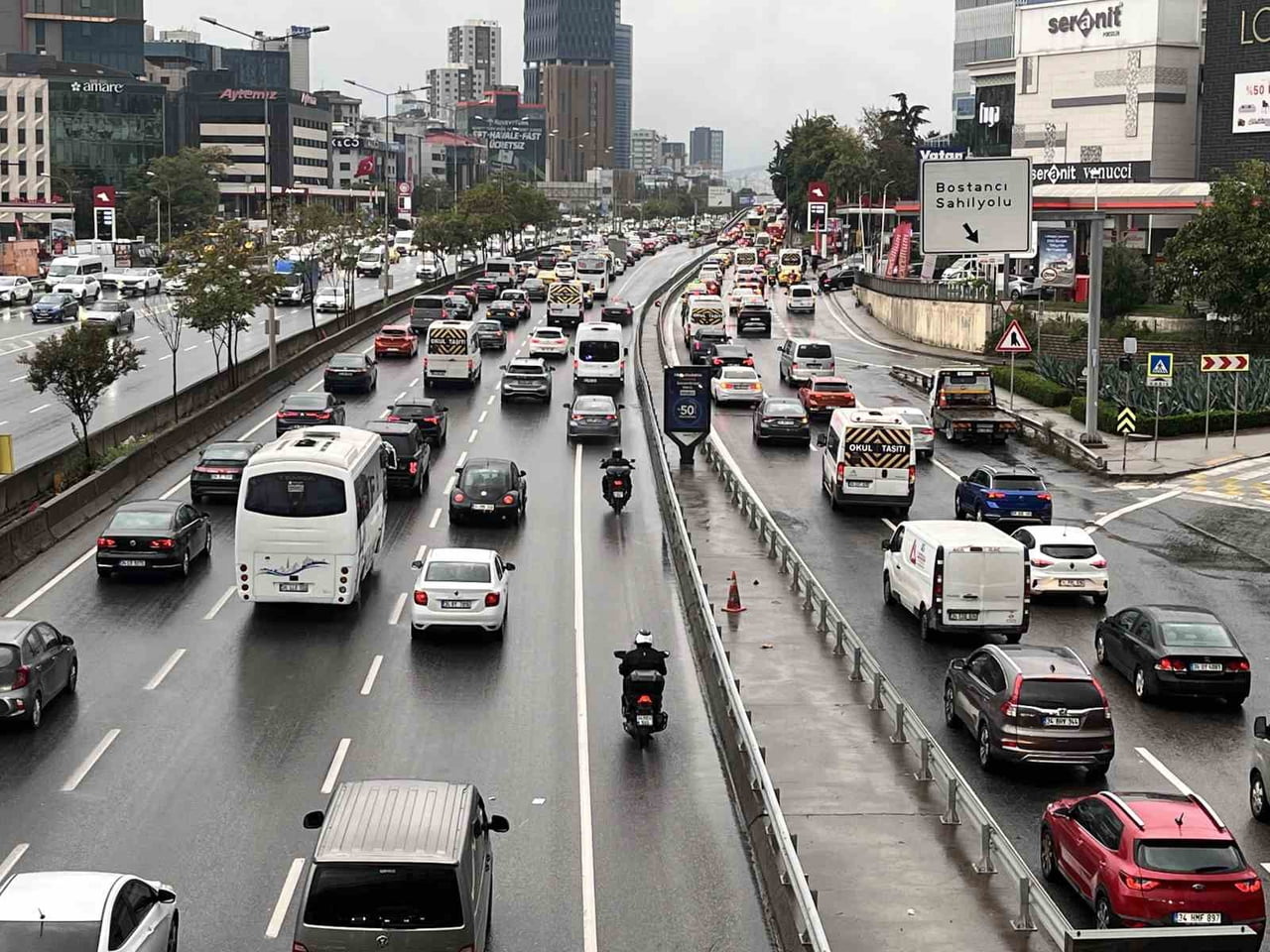 İSTANBUL’DA SABAHIN İLK SAATLERİNDEN İTİBAREN ETKİLİ OLAN SAĞANAK YAĞIŞ, MESAİ BİTİMİNDE TRAFİK...