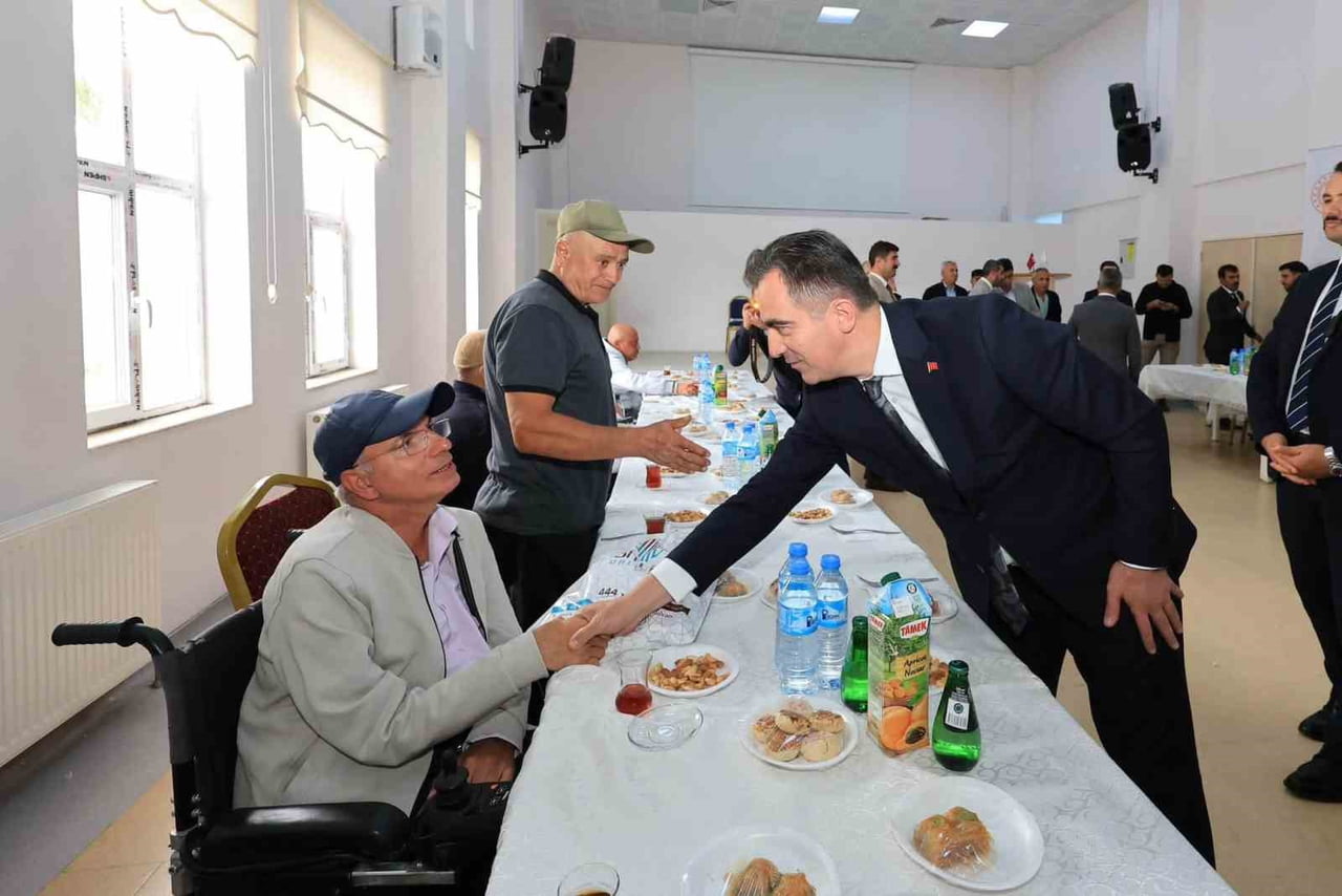 BİTLİS VALİSİ AHMET KARAKAYA, 1 EKİM DÜNYA YAŞLILAR GÜNÜ DOLAYISIYLA AHLAT ENGELSİZ YAŞAM BAKIM...