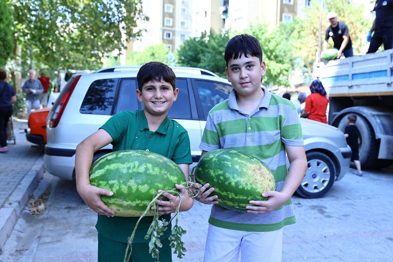 DENİZLİ BÜYÜKŞEHİR BELEDİYE BAŞKANI BÜLENT NURİ ÇAVUŞOĞLU, EKONOMİK SIKINTILARLA BOĞUŞAN ÇİFTÇİNİN...
