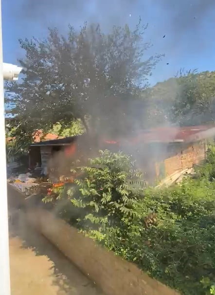 KASTAMONU’NUN CİDE İLÇESİNDE TARLADA ÇIKAN ANIZ YANGINI AHIRA SIÇRADI. İTFAİYE EKİPLERİNİN...