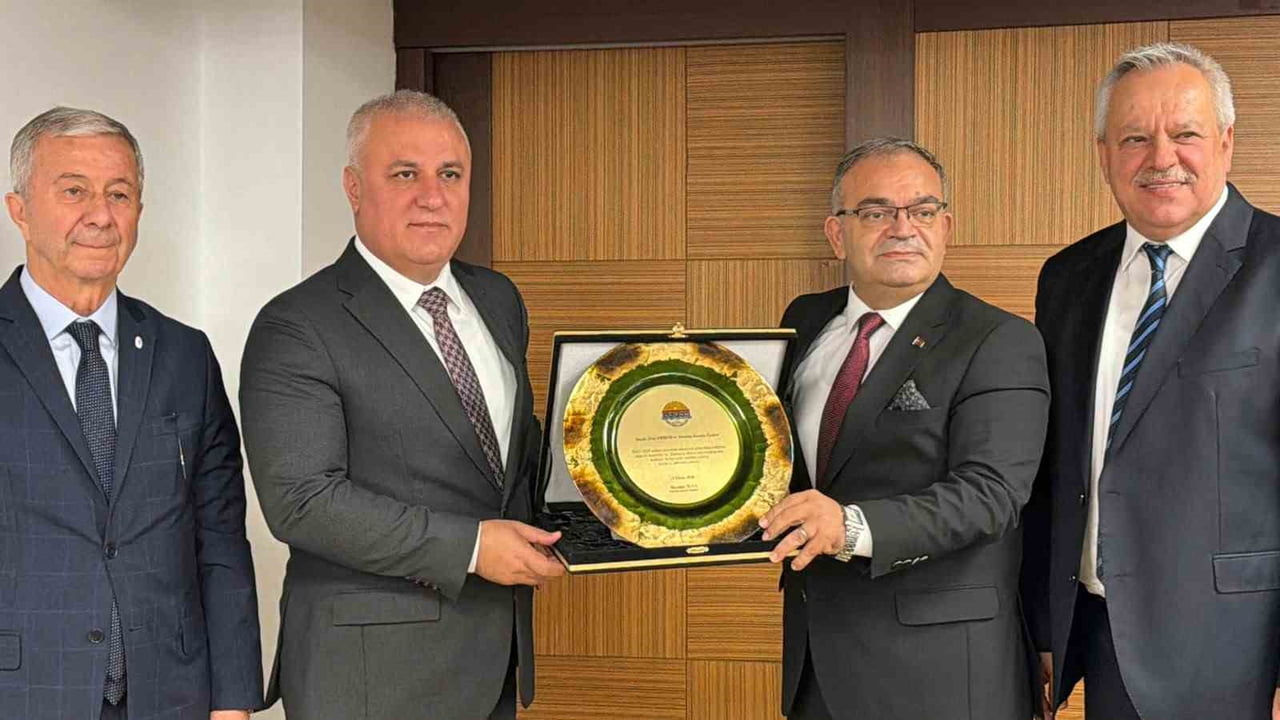 SOLDAKİ ERAY ERDEM SAĞDAKİ YENİ BAŞKAN MUSTAFA TUNA