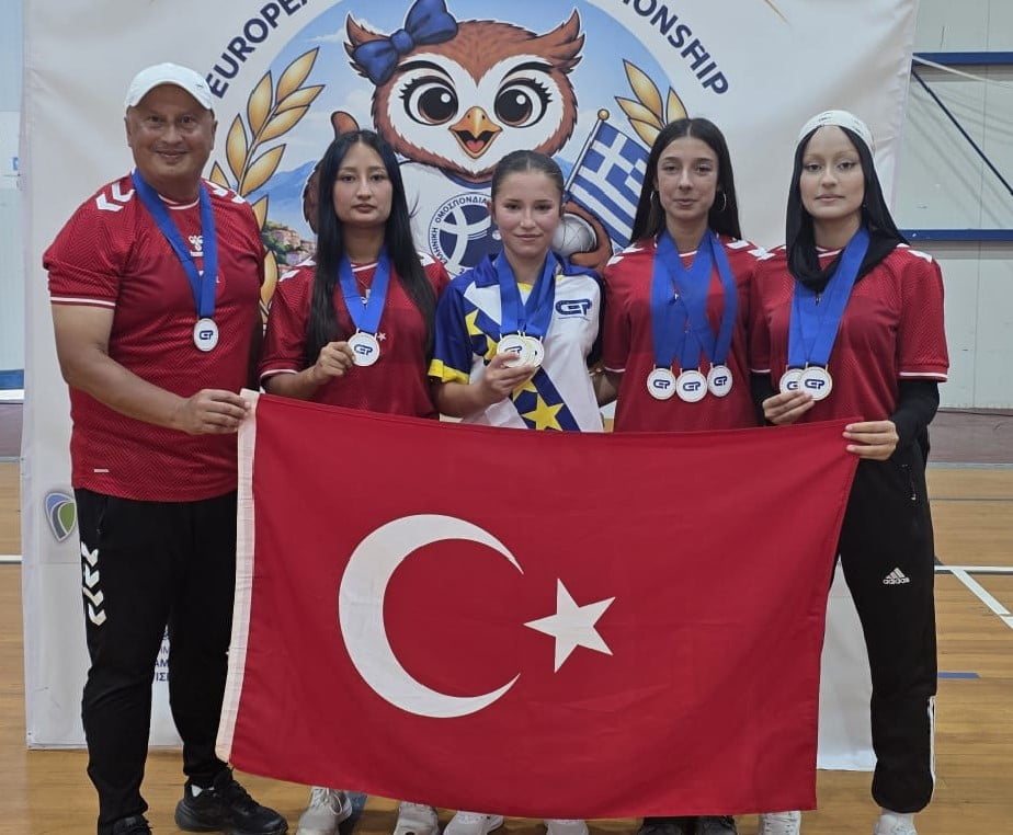 SAMSUNSPOR BOCCE TAKIMI SPORCUSU 16 YAŞINDAKİ YAĞMUR TOSUN (ORTADA, YUNANİSTAN’IN BAŞKENTİ...
