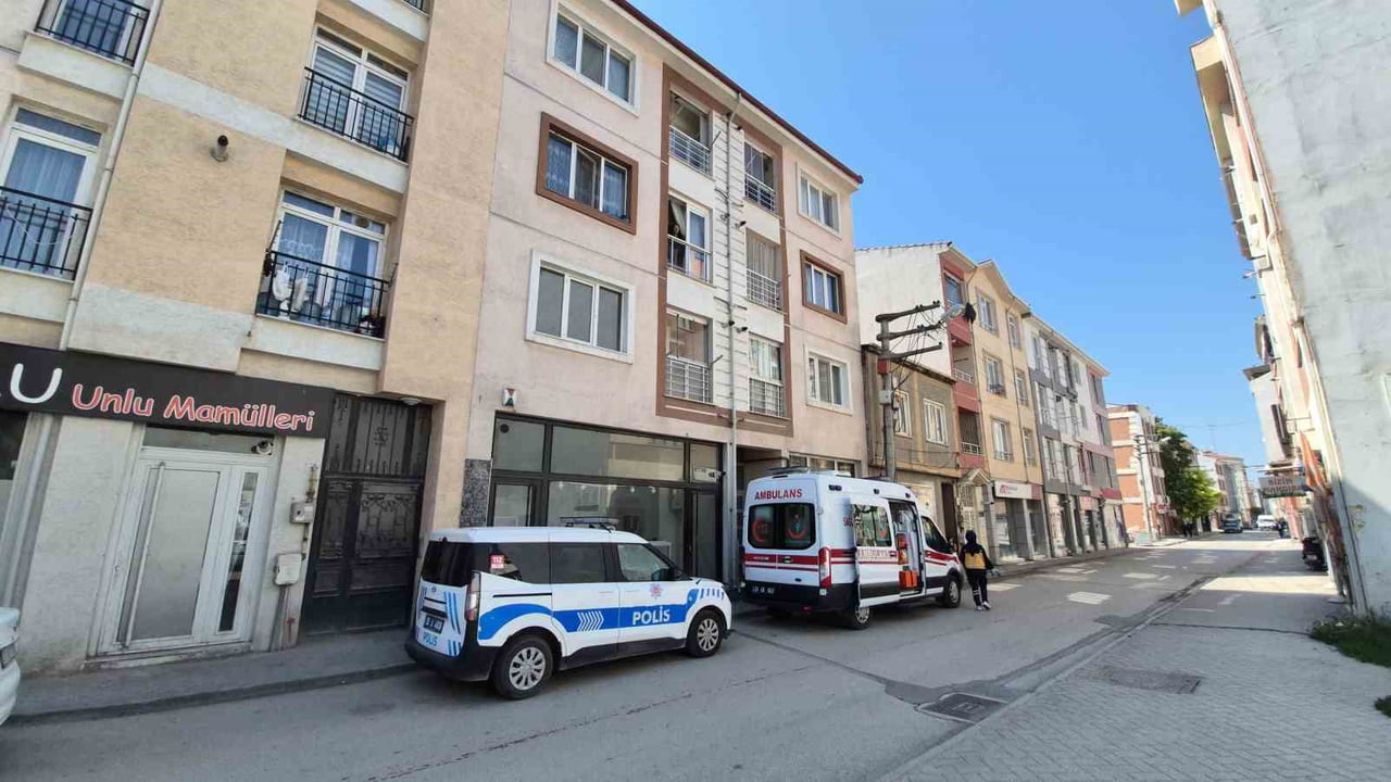 ESKİŞEHİR'DE EVİNDE YATAKTAN DÜŞEREK YARALANAN 80 YAŞINDAKİ ADAM HAYATINI KAYBETTİ.