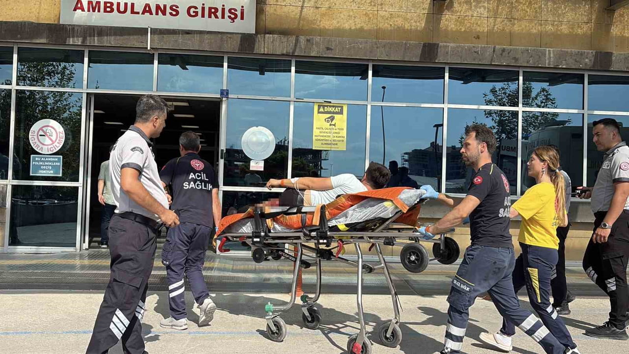 ÇORUM'DA AMCA İLE YEĞENİ ARASINDA ÇIKAN TARTIŞMAYI AYIRMAK İÇİN ARAYA GİREN 24 YAŞINDAKİ GENÇ...