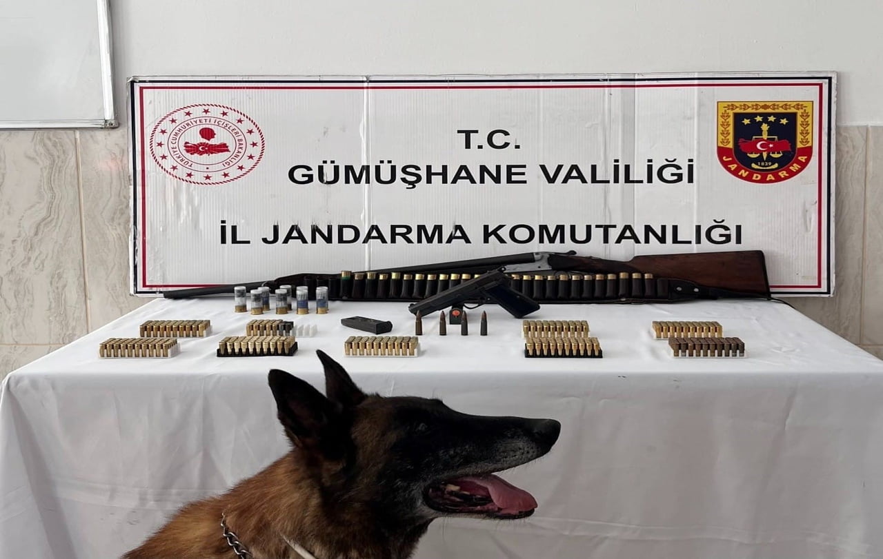 GÜMÜŞHANE'NİN KÜRTÜN İLÇESİNDE JANDARMA EKİPLERİNCE BİR EVE DÜZENLENEN ADLİ ARAMADA RUHSATSIZ...