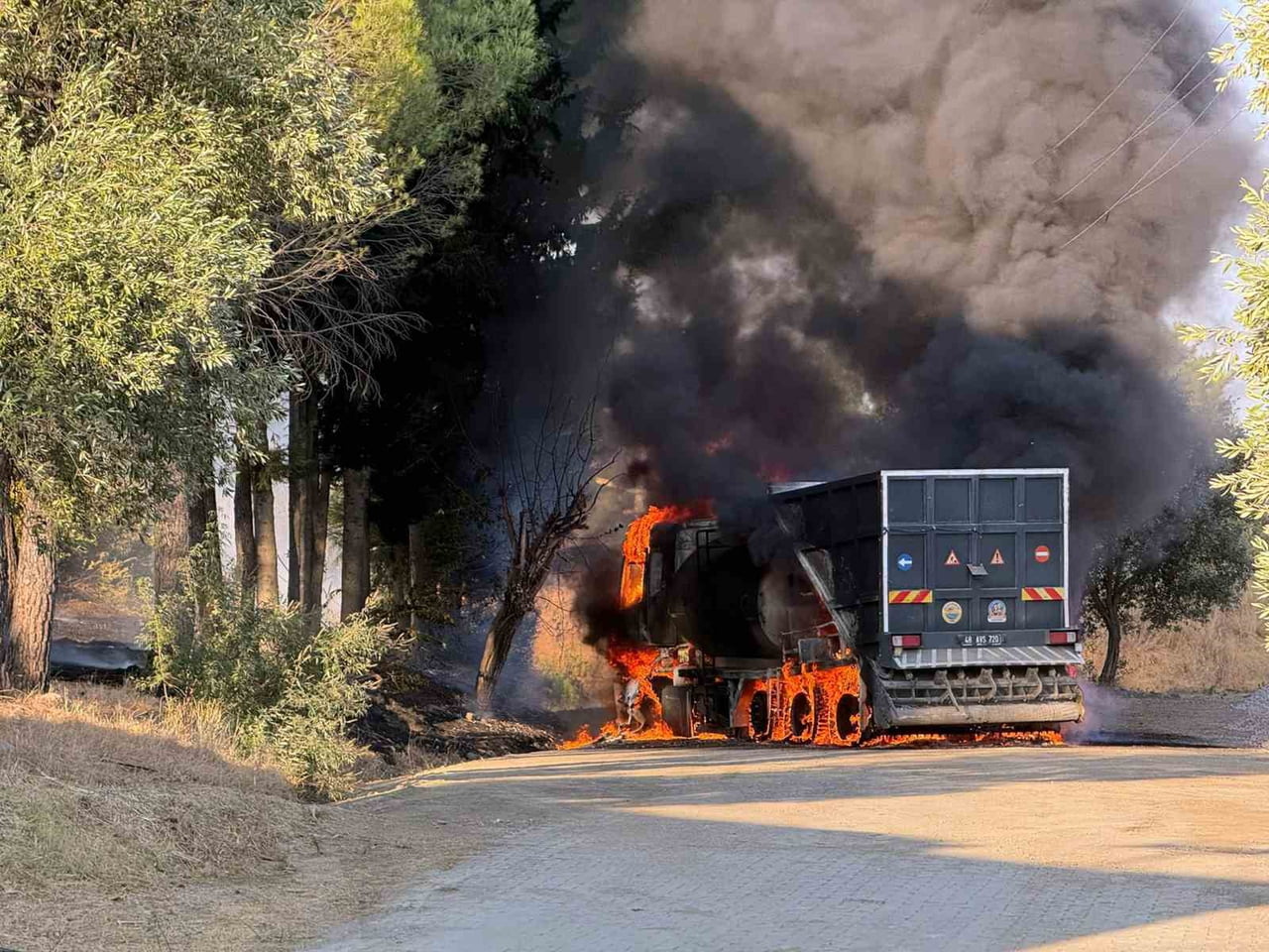 DALAMAN BELEDİYESİNE AİT ARAÇ ALEV ALEV YANDI